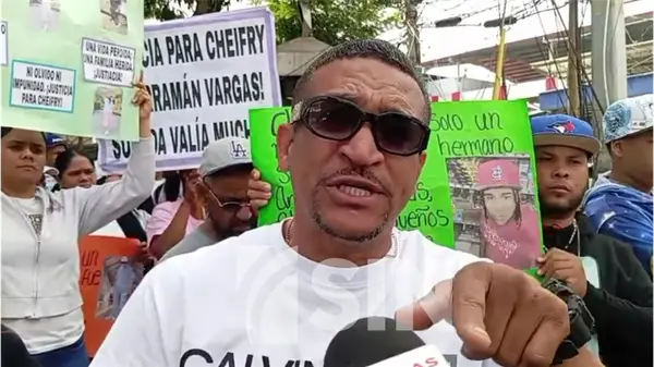 Familiares de Cheiffry Escarramán Vargas marchan en Santiago para exigir justicia tras su muerte en asalto
