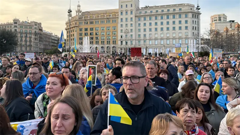 Centenares de personas marchan en Barcelona para pedir el fin de la guerra en Ucrania