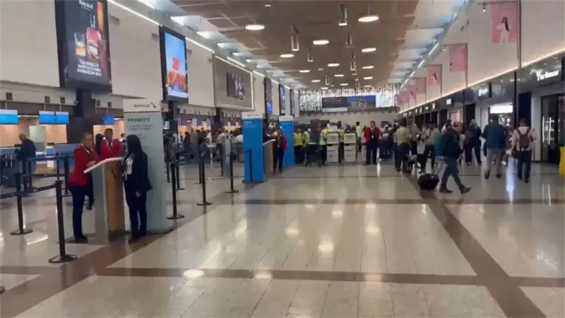 Sin pasajeros varados en Aeropuerto de Las Am&eacute;ricas pese a cancelaciones de vuelos hacia EE. UU.