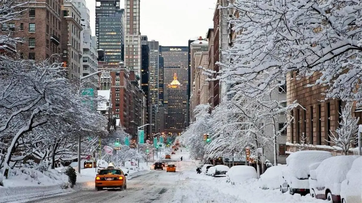 Medidas en Nueva York incluyen prohibición de vehículos no esenciales ante la llegada de tormenta.