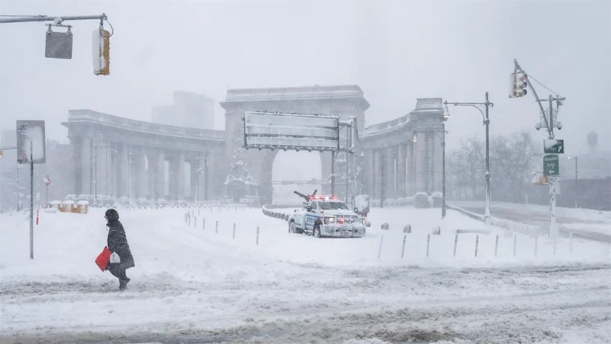 Aerolíneas de EE.UU. retoman vuelos en el noreste tras un histórico temporal de nieve