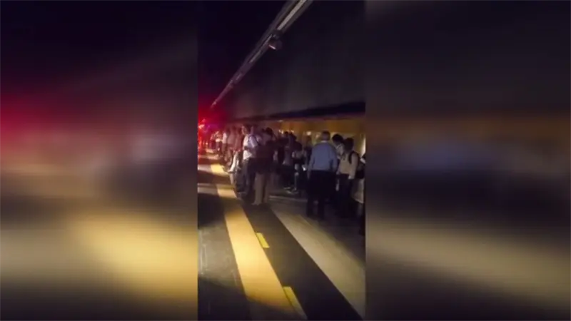 Cientos de pasajeros varados por cierre del Metro y el Telef&eacute;rico