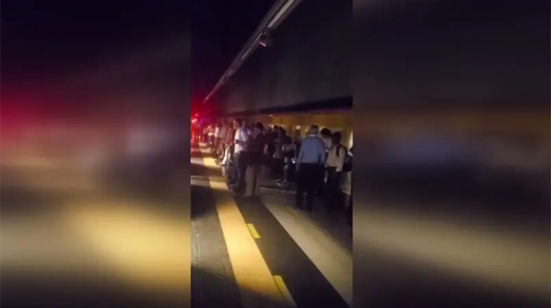 Cientos de pasajeros varados por cierre del Metro y el Teleférico