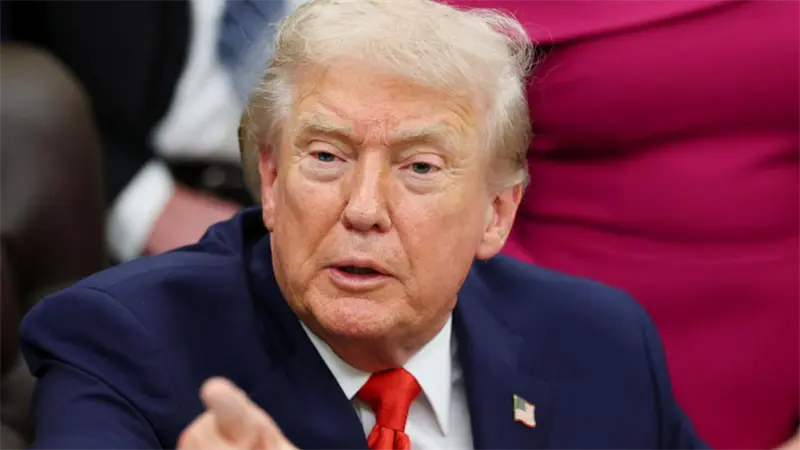 Trump analiza exigir a los bancos de EE.UU. datos sobre la nacionalidad de sus clientes