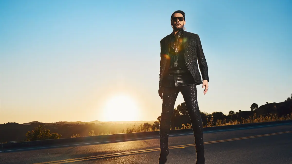 Beto Cuevas regresa a Santo Domingo con su esperado concierto acústico en el Teatro Nacional