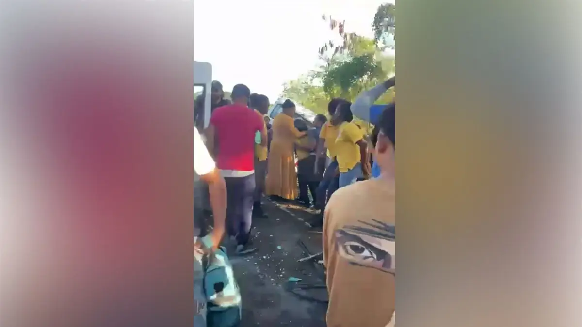 Accidente entre autobús público y guagua escolar deja estudiantes heridos en carretera Yamasá