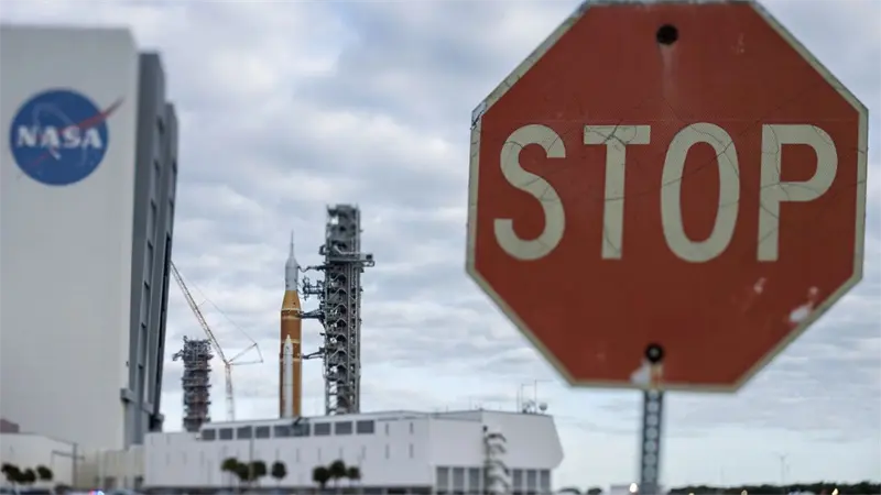 NASA ordena desmontaje del cohete SLS por fallo en suministro de helio en Florida