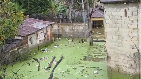 Pastor denuncia inundaciones y contaminación en barrio Fátima de Villa Altagracia