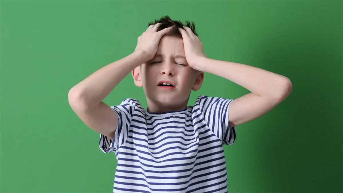 Un niño con migraña