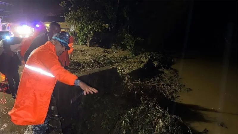 Lluvias provocan inundaciones en comunidades de Mar&iacute;a Trinidad S&aacute;nchez