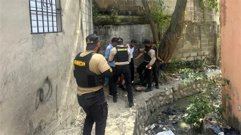 Capturan a dos presuntos microtraficantes con m&aacute;s de 1,500 gramos de drogas