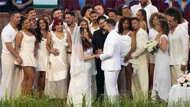 Pareja que se cas&oacute; en el Super Bowl confiesa que jam&aacute;s imagin&oacute; la propuesta de Bad Bunny