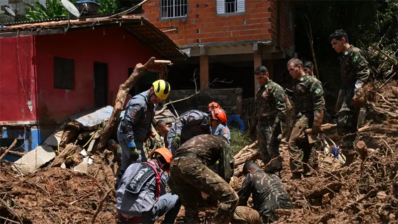 Contin&uacute;an labores de rescate de una veintena de desaparecidos por los temporales en Brasil