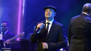 Alex Bueno rinde tributo a la mujer con el estreno del videoclip Compañera