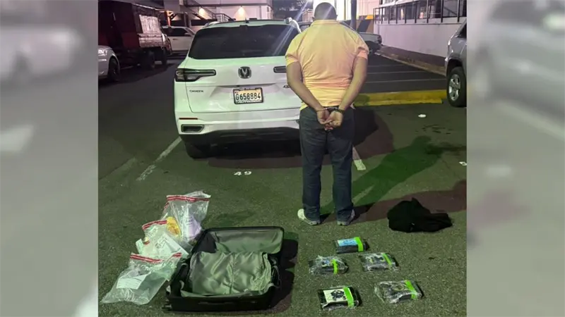 Interceptan en Boca Chica a hombre con presunta coca&iacute;na y arma de fuego