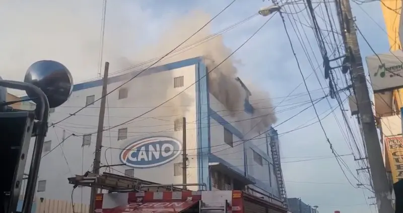 Incendio en tiendas Garrido ha sido controlado en un 60%; realizar&aacute;n investigaci&oacute;n