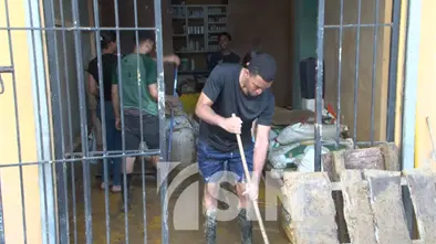 Tras las fuertes inundaciones en Gaspar Hernández sus residentes comienzan a recoger los escombros