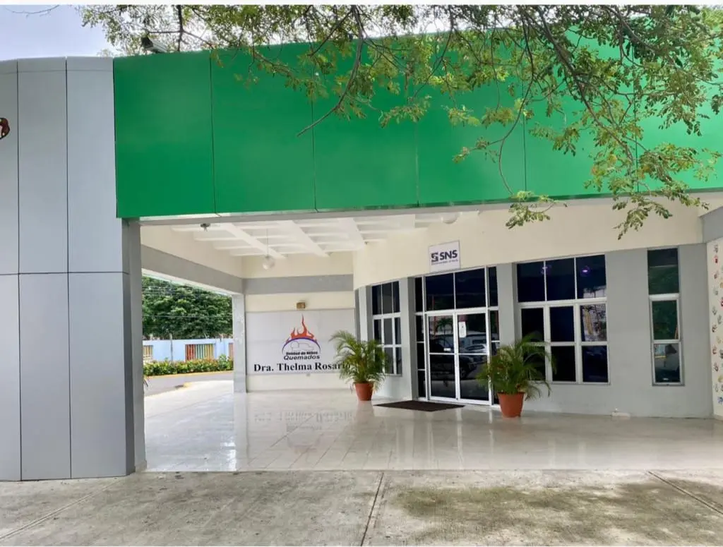 Abandonan niña con quemaduras graves en hospital de Santiago