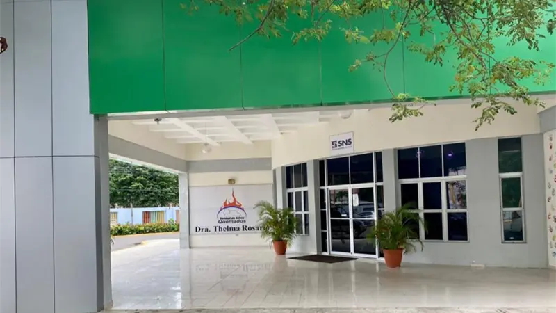 Abandonan ni&ntilde;a con quemaduras graves en hospital de Santiago