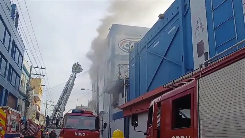 Incendio afecta tienda Garrido en la avenida Duarte; un bombero resulta herido