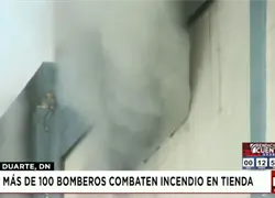 M&aacute;s de 100 bomberos combaten incendio en tienda