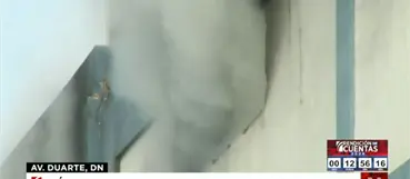 M&aacute;s de 100 bomberos combaten incendio en tienda