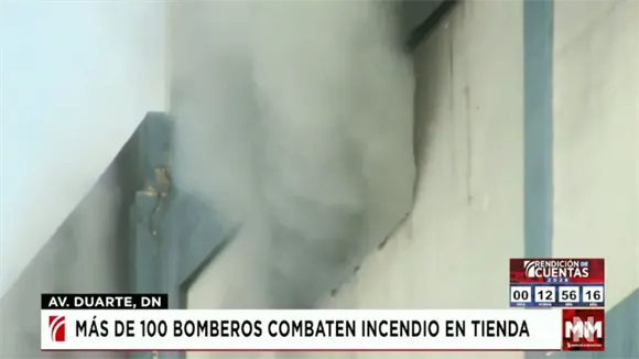 Más de 100 bomberos combaten incendio en tienda Más de 100 bomberos combaten incendio en tienda