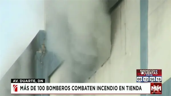 Más de 100 bomberos combaten incendio en tienda