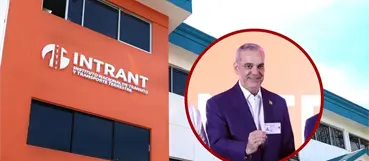 Presidente Abinader recibe la nueva licencia de conducir biométrica