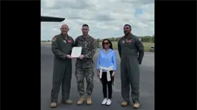 Embajadora de EE. UU. participa en vuelo de reabastecimiento aéreo desde el AILA