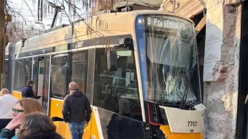 Aumentan a dos los muertos en el descarrilamiento de un tranv&iacute;a en el centro de Mil&aacute;n