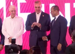 Abinader recibe nueva licencia de conducir con datos biom&eacute;tricos