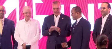 Abinader recibe nueva licencia de conducir con datos biométricos