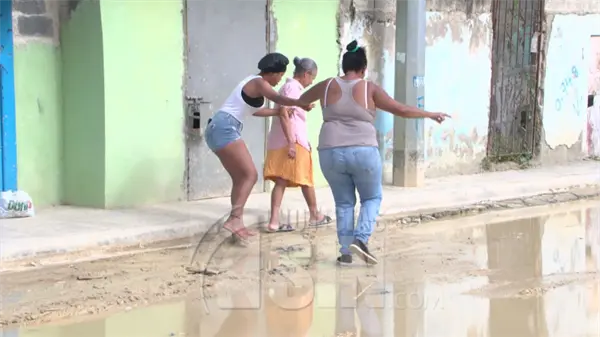 Calles intransitables afectan a familias en Villa Emilia