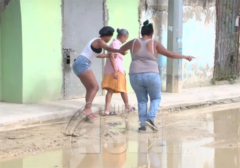 Calles intransitables afectan a familias en Villa Emilia