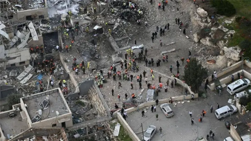 Varios heridos tras caer un misil iran&iacute; en una carretera de Jerusal&eacute;n