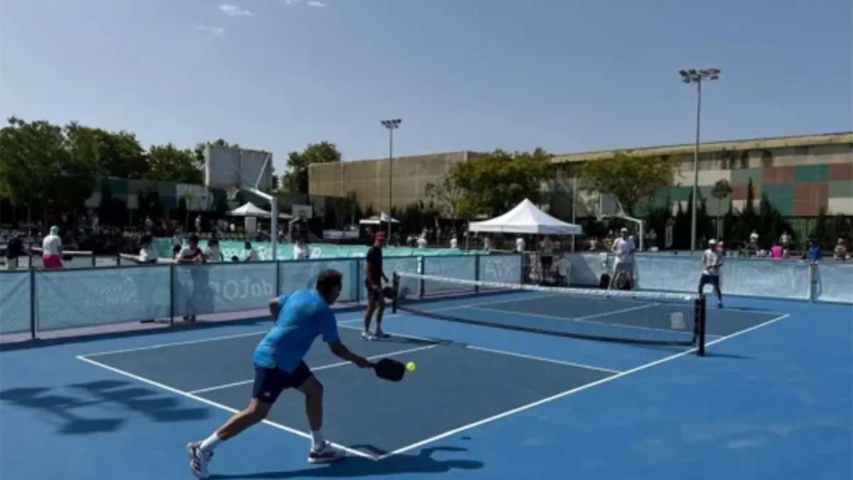 El pickleball abre una tercera vía al pádel y al tenis, a base de simplificar aún más el juego y añadiéndole un componente social.