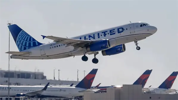 Avión con 180 pasajeros aterriza de emergencia en Los Ángeles por problemas en el motor