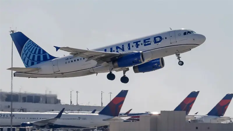 Avi&oacute;n con 180 pasajeros aterriza de emergencia en Los &Aacute;ngeles por problemas en el motor