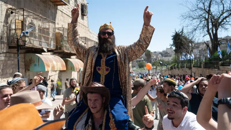 Israel&iacute;es celebran Purim, el carnaval jud&iacute;o, refugiados de los misiles de Ir&aacute;n