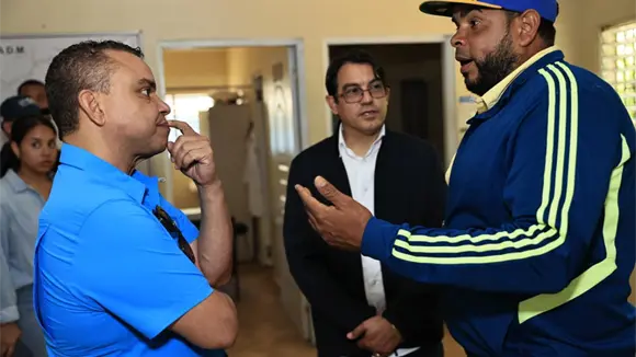 Julio Landr&oacute;n supervisa labores de limpieza en Centro de Atenci&oacute;n Primaria La Yagua en Gaspar Hern&aacute;ndez