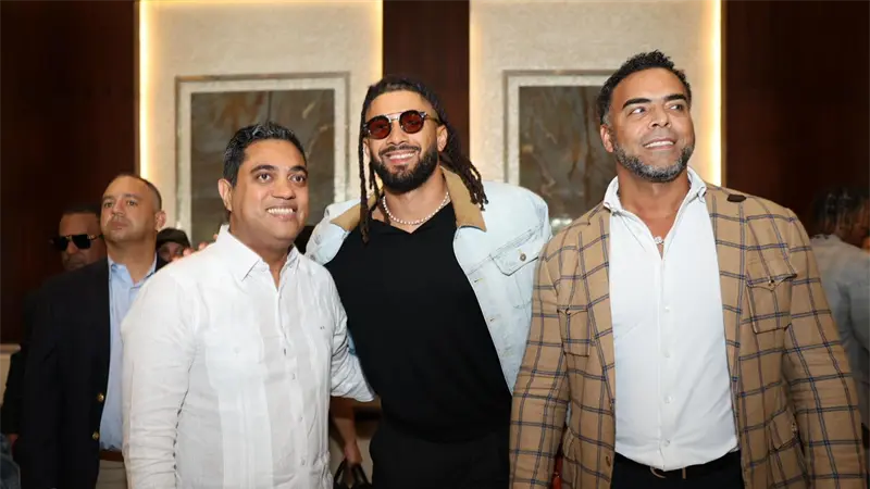 Ministro Kelvin Cruz recibe al equipo del Cl&aacute;sico Mundial de B&eacute;isbol