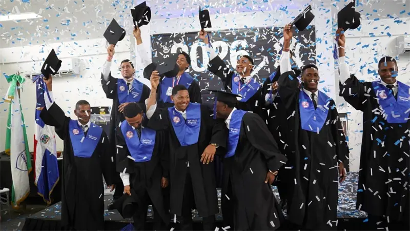 Prospectos de los Yankees en RD se grad&uacute;an de bachiller y celebran su doble meta: estudio y b&eacute;isbol