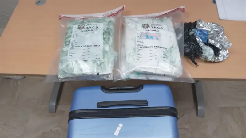 DNCD arresta extranjero en aeropuerto de Punta cana con cuatro paquetes de presunta coca&iacute;na