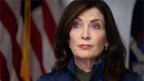 Gobernadora de N.York arremete contra ICE por muerte de refugiado y arresto de estudiante