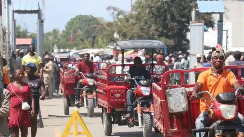 Asociaciones de trimotos de Juana Méndez se niegan a cruzar a Dajabón por aumento en cobros municipales