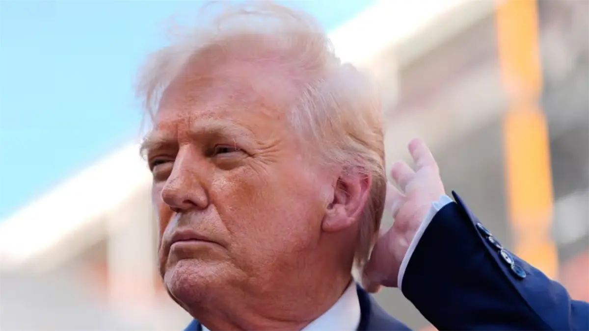 Trump luce un sarpullido en el cuello, que su médico atribuye a un tratamiento preventivo