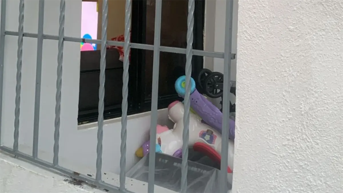 Los individuos utilizaron una segueta para cortar los barrotes de las rejas y posteriormente ingresaron a la vivienda a través de una ventana.