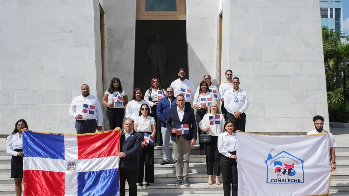 Conaleche deposita ofrenda floral en Altar de la Patria