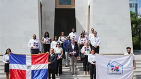 Conaleche deposita ofrenda floral en Altar de la Patria